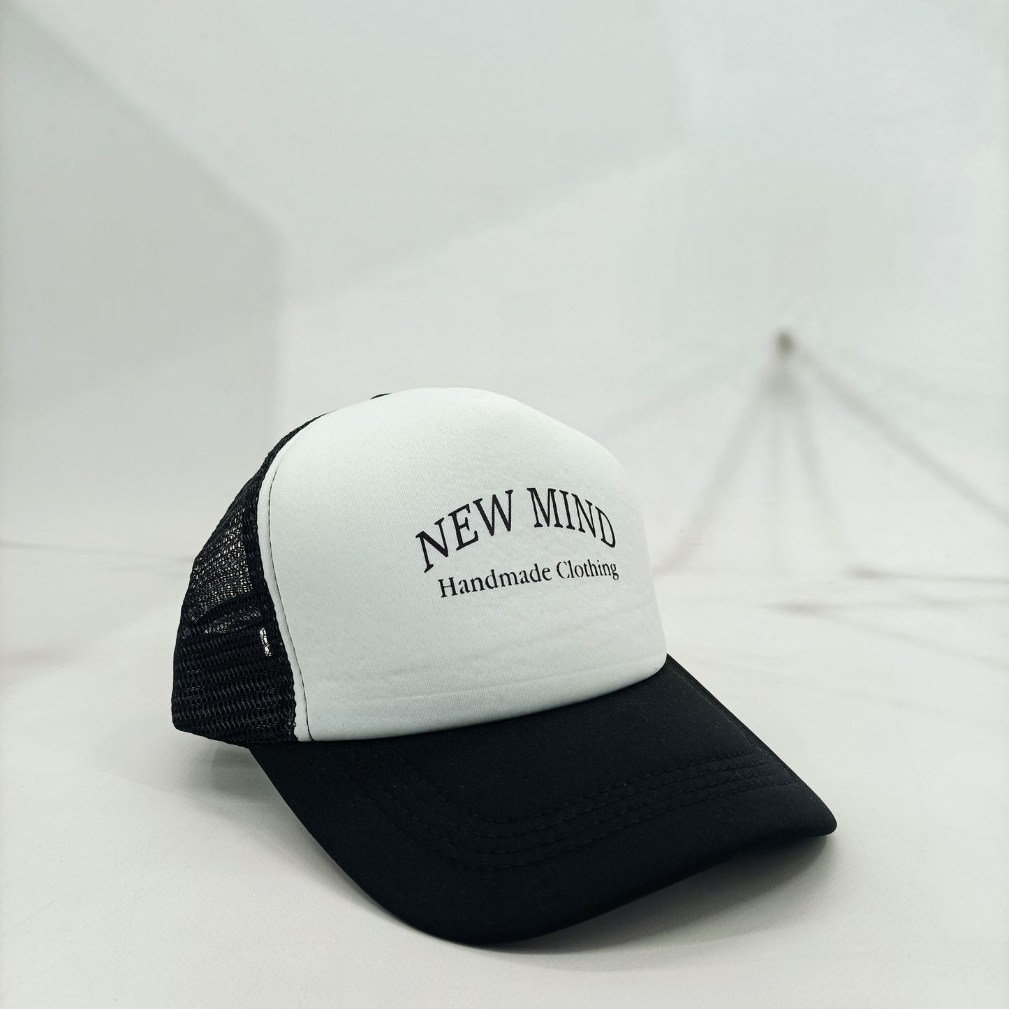 Καπέλο Jockey NEW MIND με Διχτυωτό Μαύρο Πίσω Μέρος και Ρυθμιζόμενη Ροδέλα - Λευκό/Μαύρο | NM001W