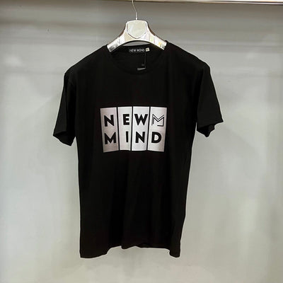Μαύρο Κοντομάνικο T-Shirt με Άσπρη Στάμπα "NEW MIND" - 100% Βαμβάκι, Ελληνικής Κατασκευής | NM17249NS